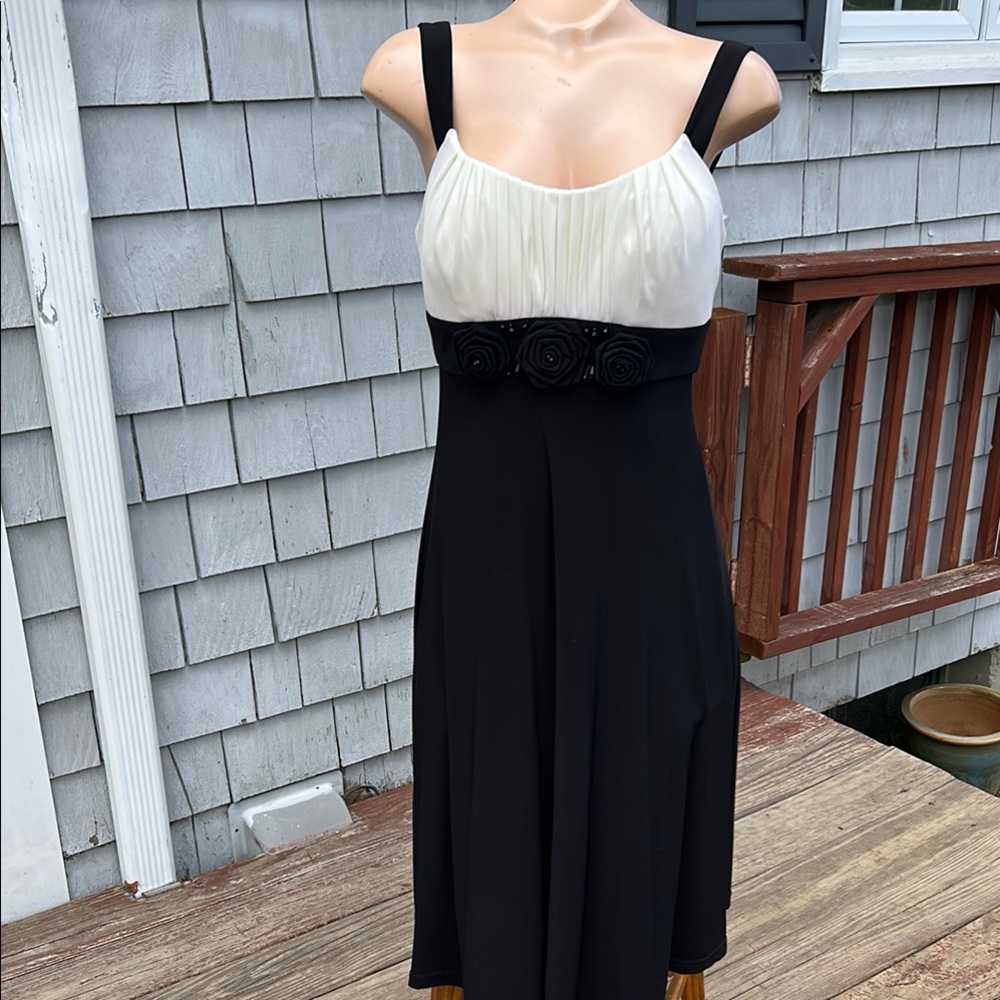 Jessica Howard White and Black Ruched Midi Dress Size 6 with stretch- Fancy
